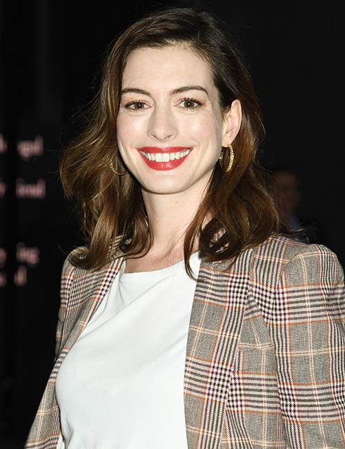 This image has an empty alt attribute; its file name is Anne-Hathaway.jpg